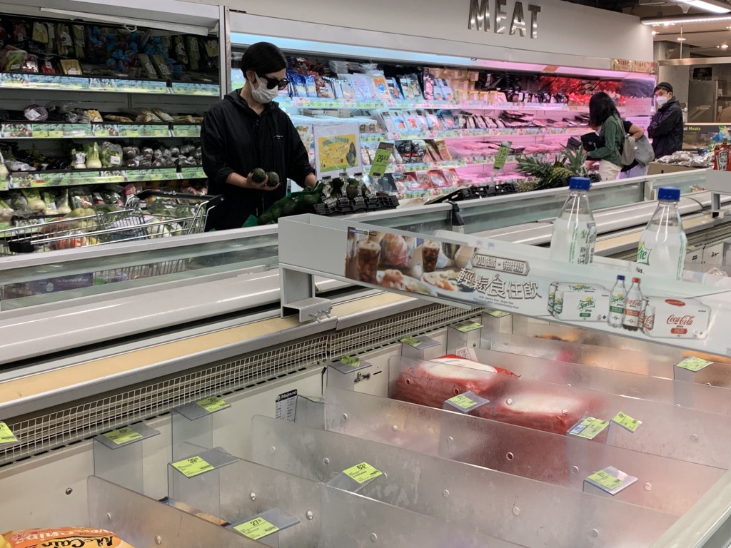 營養食物狂掃至愛的水果、蔬菜，芷珊揀牛油果手勢熟練。