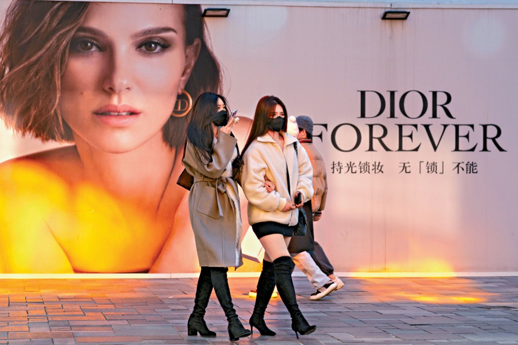 北京一間商場內地的DIOR廣告。