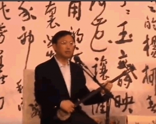 楊潔篪在兩人弦子及琵琶的伴奏下演唱蘇州評彈《庵堂認母》。影片截圖