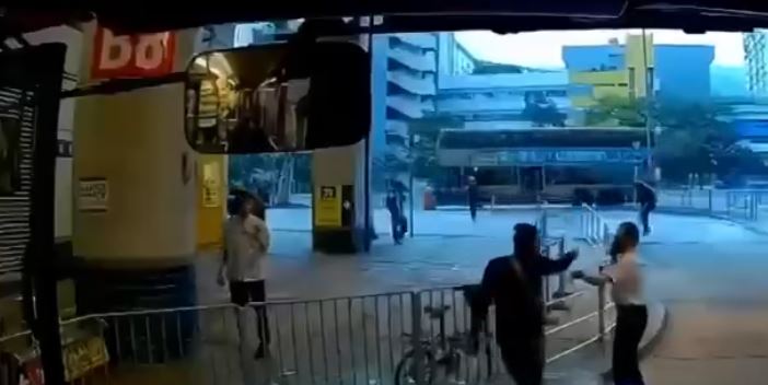 車長與黑衫男下車後對峙。fb 車cam L（香港群組）MagentaGrapefruit4881