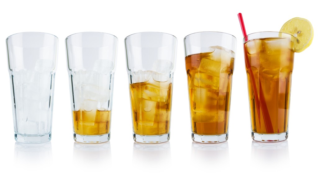 「懒人冻柠茶」材料包括：红茶包、雪碧、柠檬。网图