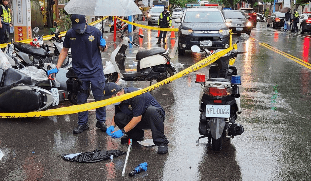當地警方在現場採證。 中時 當地警方在現場採證。 中時