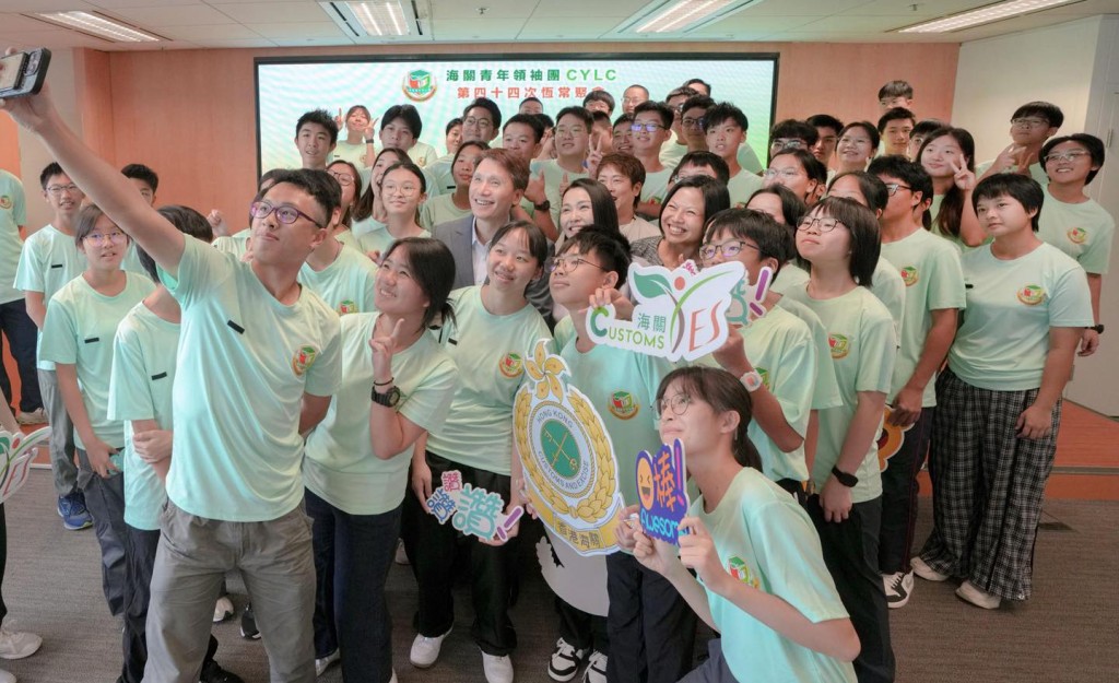 海關青年領袖團團員參與由中國香港演說總會創會會長黃穎君主講的《正向思維講座》，海關副關長(管制及執法)胡偉軍亦到場，分享保持正向心態的心得。香港海關FB圖片