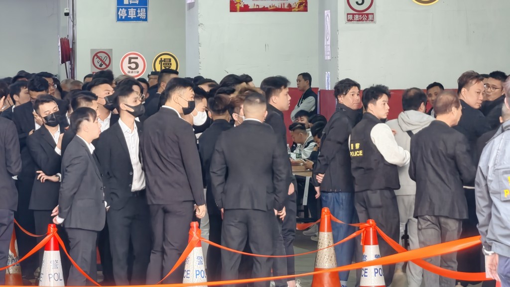 多人到紅磡世界殯儀館致祭弔唁。