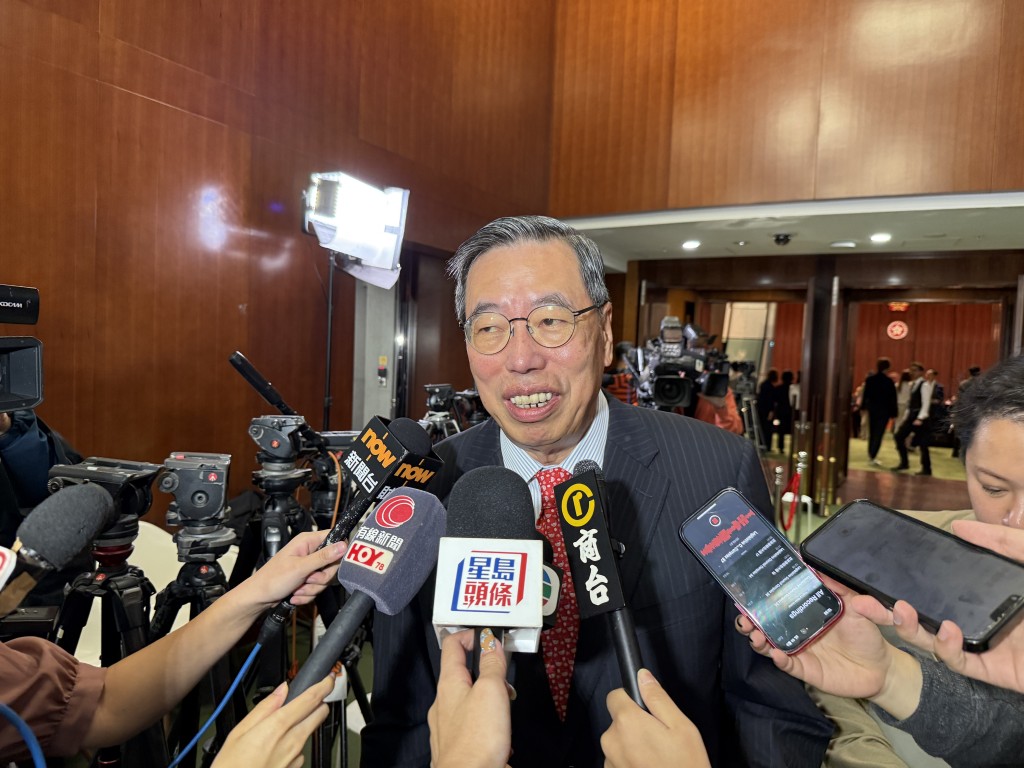 立法會主席梁君彥向記者表示放下「重擔」。曹露尹攝 立法會主席梁君彥向記者表示放下「重擔」。曹露尹攝