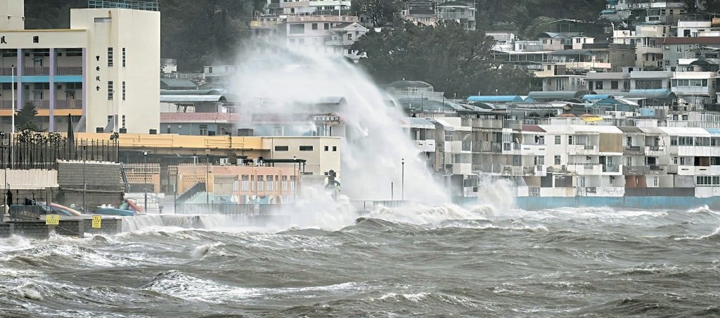 長洲東灣整片沙灘被海水淹沒，數十米高巨浪直撲沿岸民房建築。