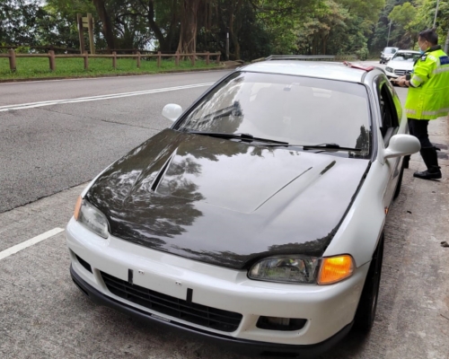 警方於行動期間，拖走並扣查4輛懷疑非法改裝私家車。警方提供