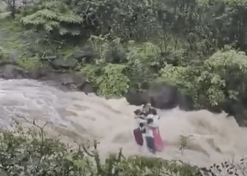 一家七口在孟買著名避暑勝地度假野餐，卻被突然涌至的洪水圍困。