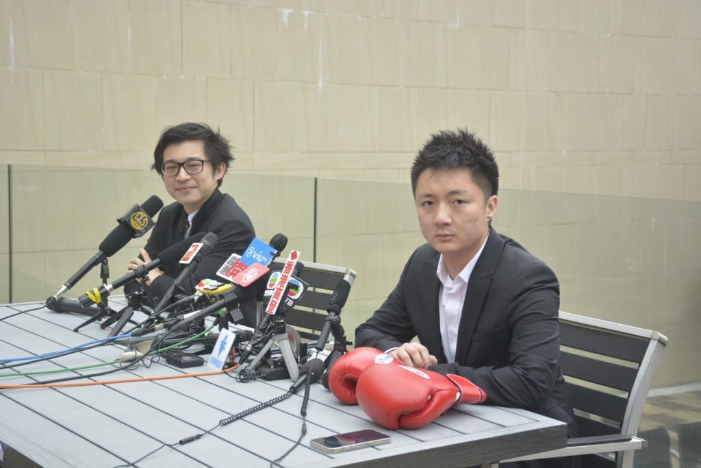 「百萬擂台戰」記招在鍾培生(右)位於淺水灣南灣道的大宅舉行,林作稱來到鍾宅才覺得自己很窮。