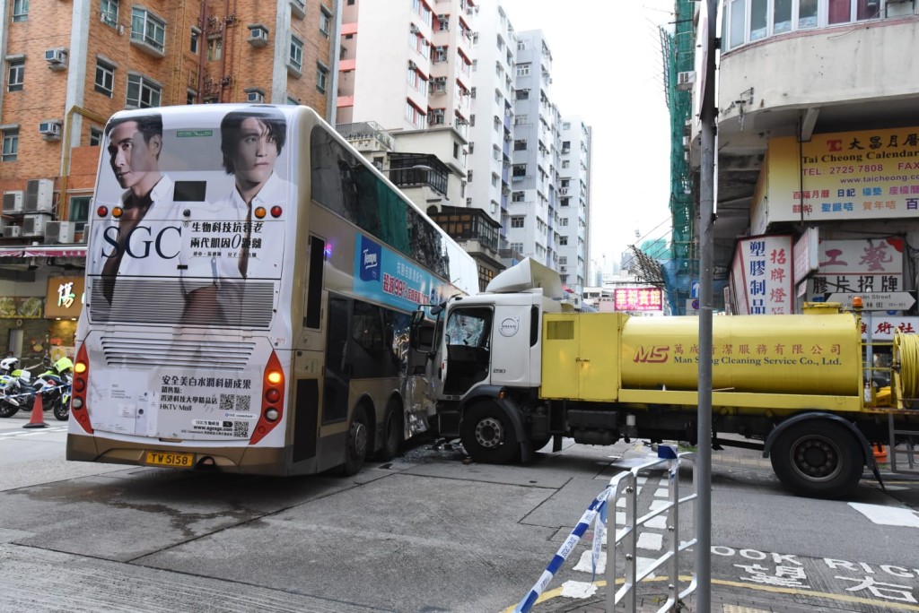 深水埗洗街車攔腰撞九巴