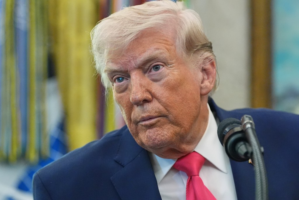 据阿曼政治分析家引述消息透露，美国总统特朗普正向海湾盟友施压，要求其承担高昂的军费开支。美联社