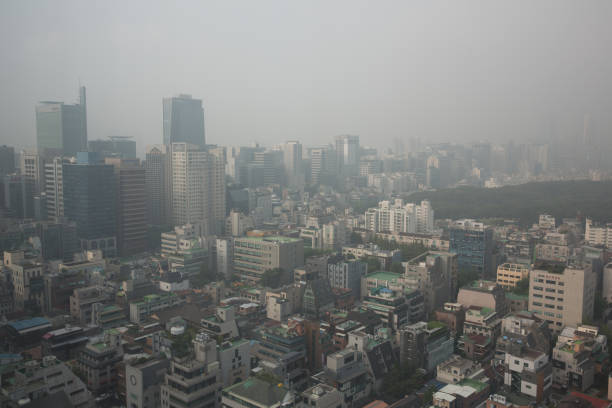 空气污染下的首尔市景。iStock