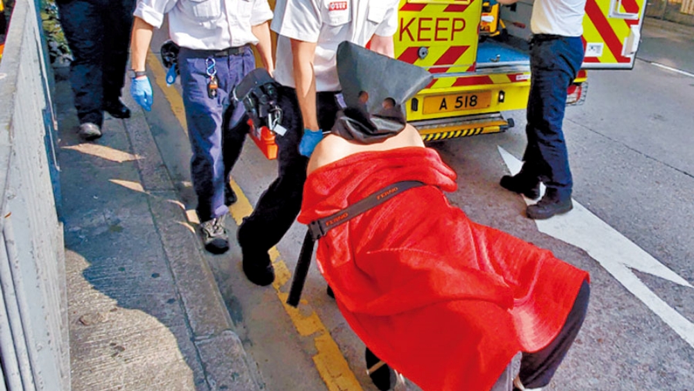 怪漢涉行劫、盜竊、刑毀、傷人及縱火被捕送院。