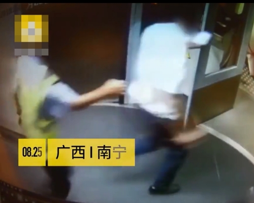 王男不顧安檢人員的攔阻，直接衝入機艙。片段截圖