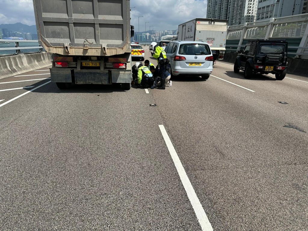 狗狗受驚躲在泥頭車底。fb「香港警察」圖片