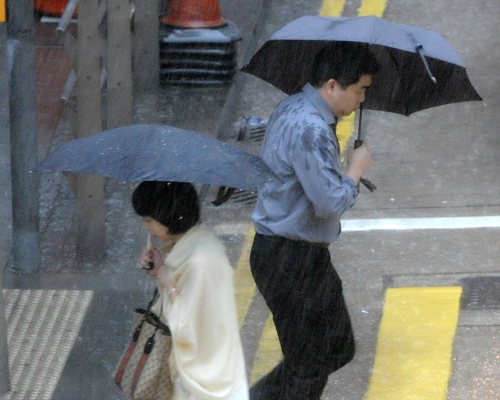 預料未來一兩小時本港各區仍然間中受大驟雨影響。資料圖片