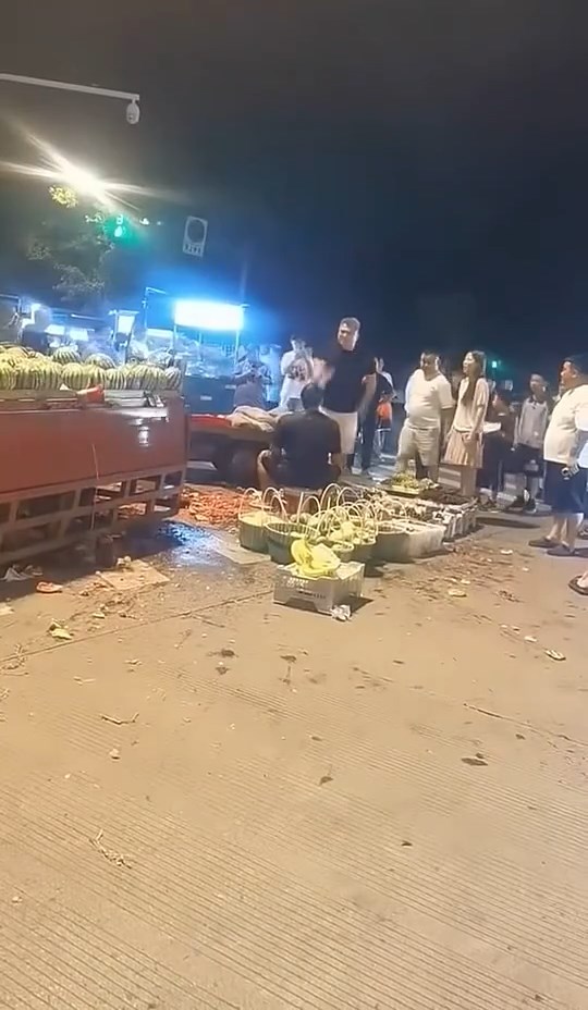 男子將一疊現金擲向瓜販的臉。 男子將一疊現金擲向瓜販的臉。