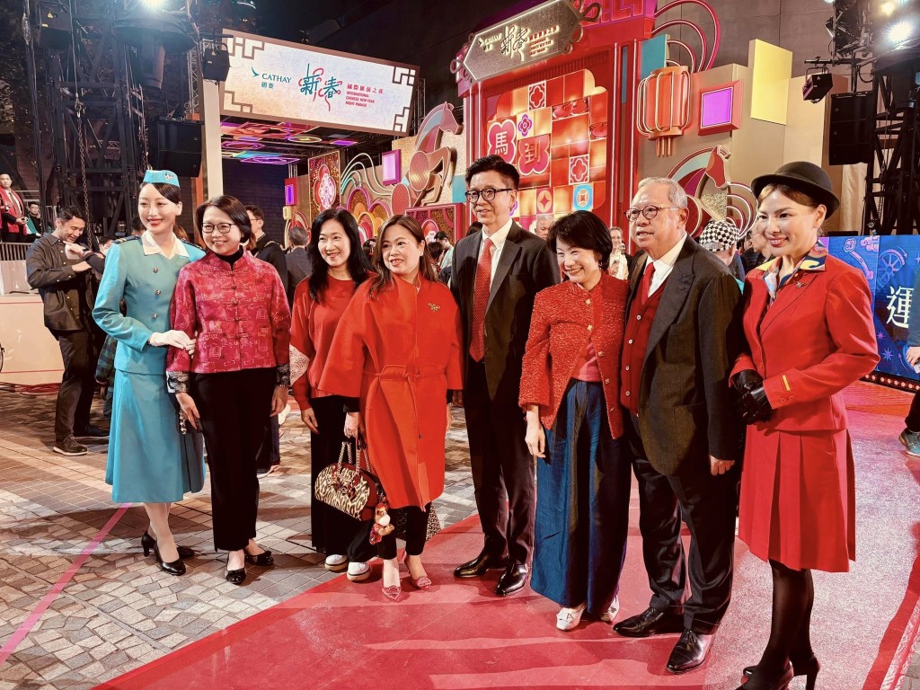 羅淑佩與主禮嘉賓合照。