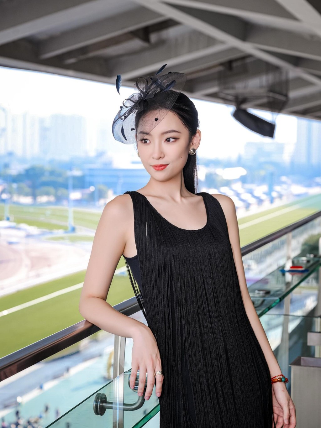 楊培琳以復古網紗名媛造型現身馬場，貴氣逼人。