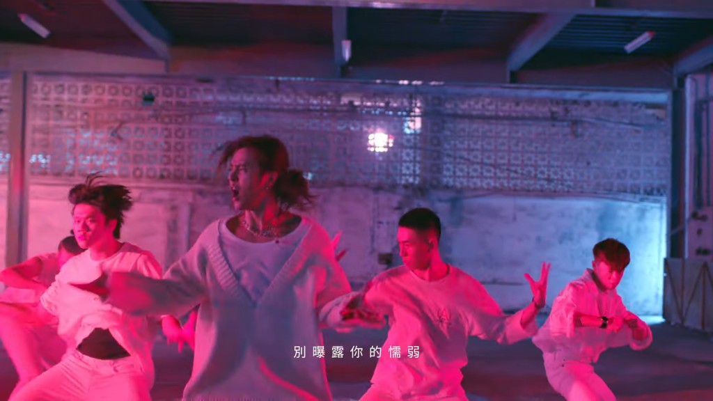 少不了跳舞。