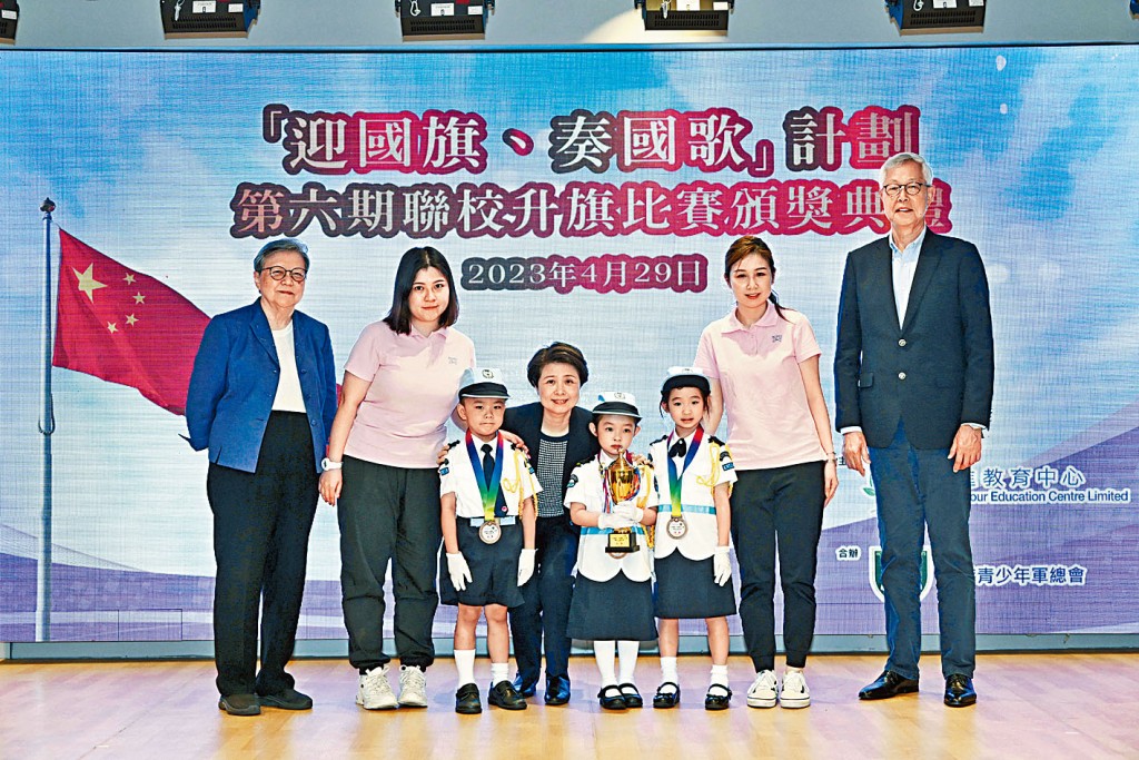 比賽設幼稚園組、小學組及中學組,前任警務處處長李明逵(右一)、警務處副處長劉賜蕙(左四)及勵進教育中心理事會主席范徐麗泰(左一)向得獎學生頒獎。