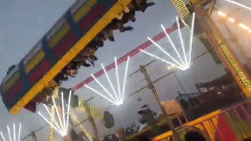 機動鞦韆突然倒塌,最少釀成13人受傷。X@Manakdeep Singh Kharaud 機動鞦韆突然倒塌,最少釀成13人受傷。X@Manakdeep Singh Kharaud