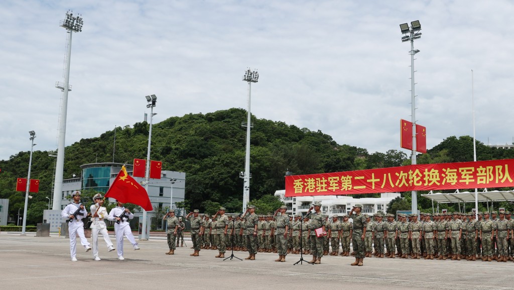 中國人民解放軍駐香港部隊於8月22日組織了第28次建制單位輪換,輪換行動於當晚順利完成。政府新聞處圖片