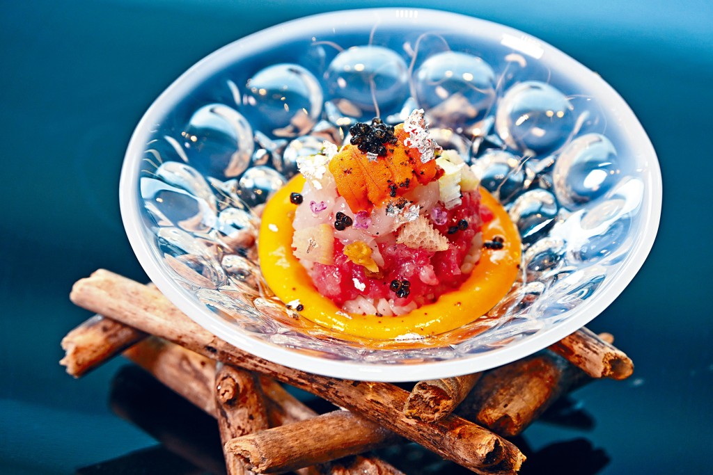 鮪碎牡丹蝦配海膽醬
將甜美的吞拿魚碎伴牡丹蝦及海膽醬，集合了三種當造海產的鮮味。