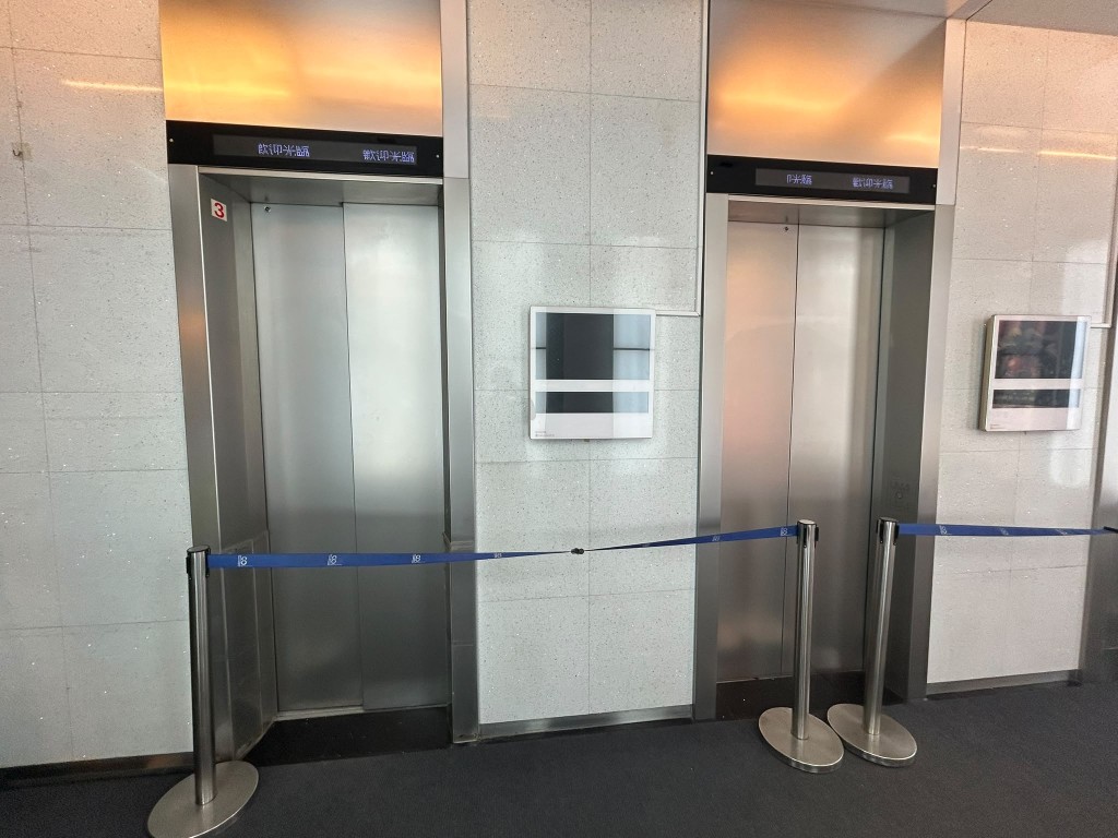 大廈3部升降機連續一星期停運，場內餐廳營運慘淡。