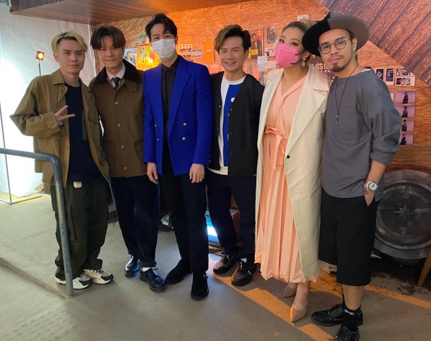郑欣宜和冯允谦前往欣赏展览。