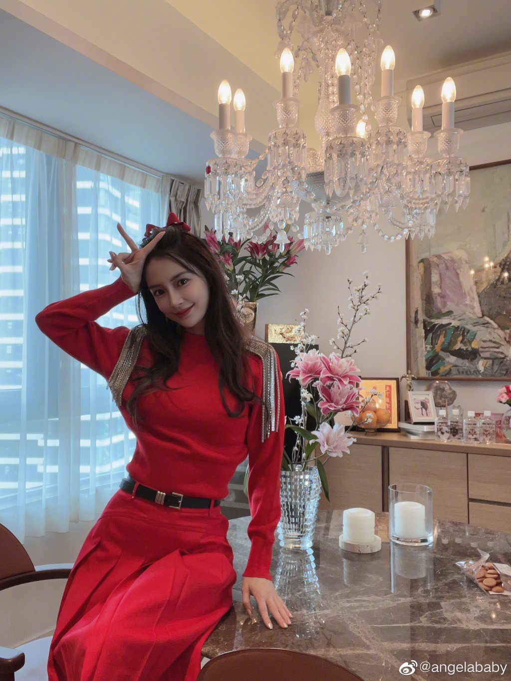 今年1月Angelababy回港拜年，其香港豪宅設計雖然簡約，但其實餐桌及餐椅均是Hermès Metiers系列，售價分別約13萬港元及5.6萬港元。