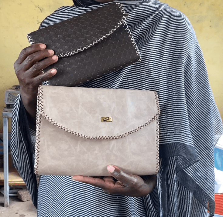 ●精心制作的皮革手袋会销售到苏丹南部城市，通过为妇女提供技能培训和经济机会，不仅能释放她们的个人潜力，而且会提升整个社区生活质素。