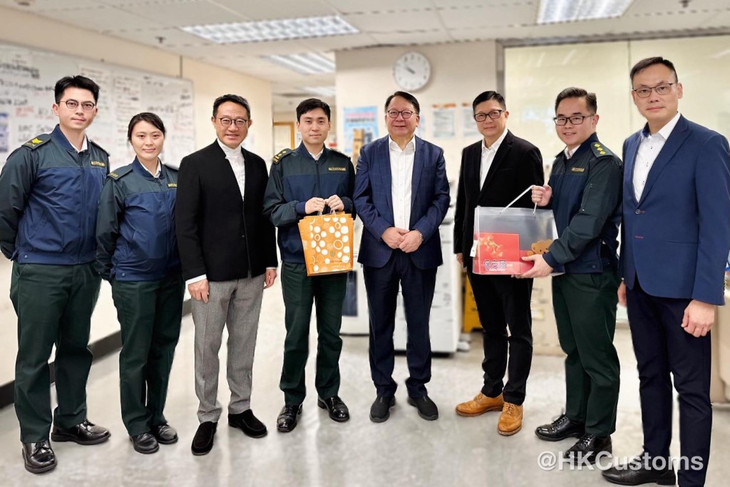 海關關長陳子達(圖左三)陪同政務司司長陳國基(圖左五)及保安局局長鄧炳強(圖右三),到落馬洲支線管制站探望前線人員。 海關關長陳子達(圖左三)陪同政務司司長陳國基(圖左五)及保安局局長鄧炳強(圖右三),到落馬洲支線管制站探望前線人員。