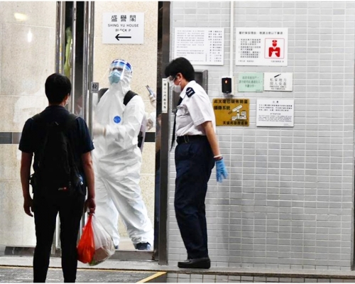 有盛譽閣居民表示身處升降機或走廊位等公眾位置時會擔心受感染。