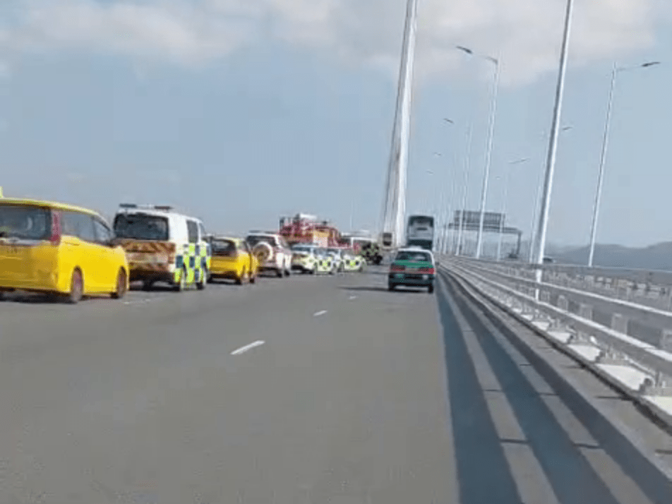 當日警方消防大批人員到場救援傷者。網上片段 當日警方消防大批人員到場救援傷者。網上片段