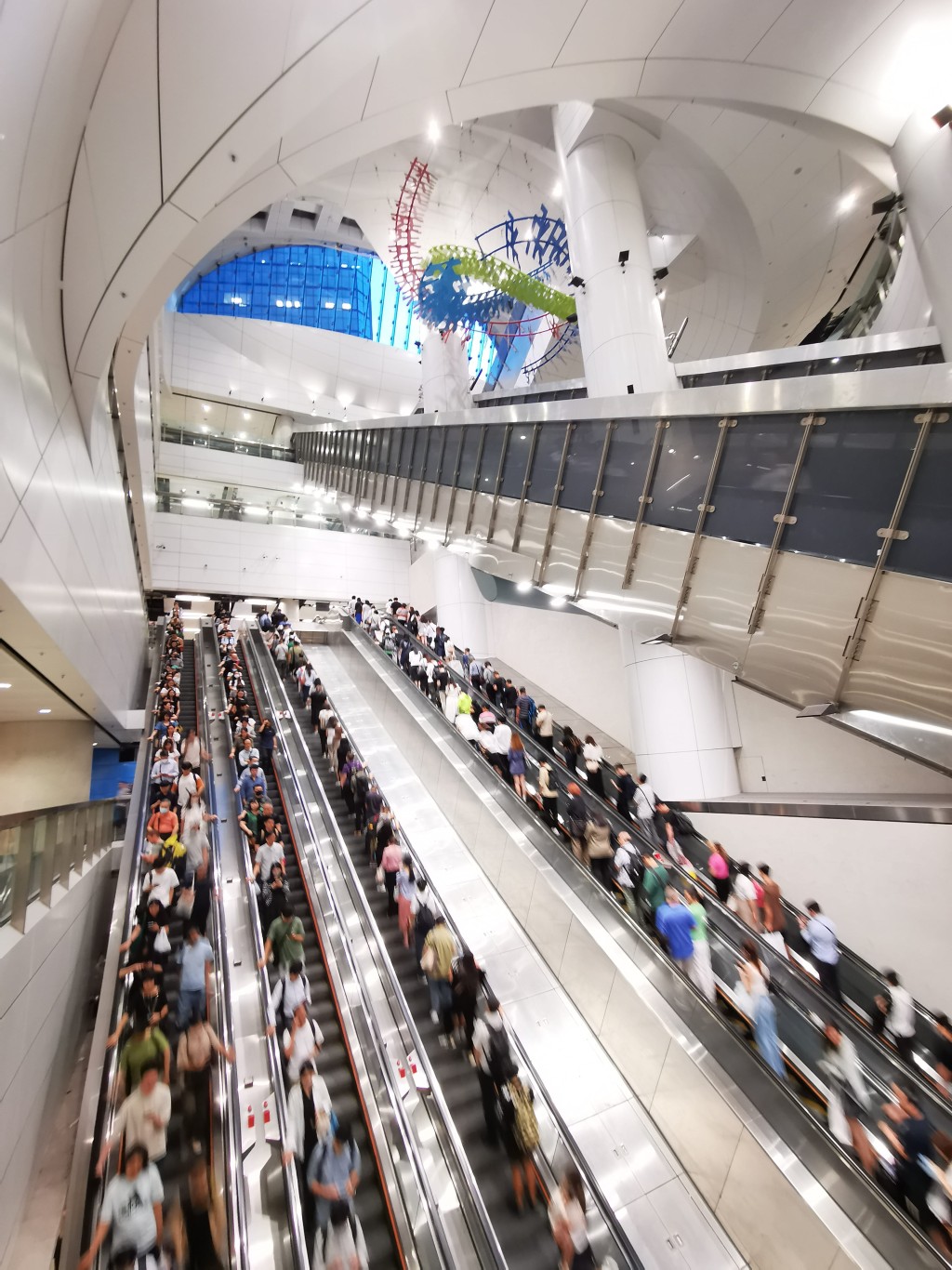 鐵路是香港公共運輸的骨幹,港鐵每日承載數百萬市民的出行需求。 鐵路是香港公共運輸的骨幹,港鐵每日承載數百萬市民的出行需求。