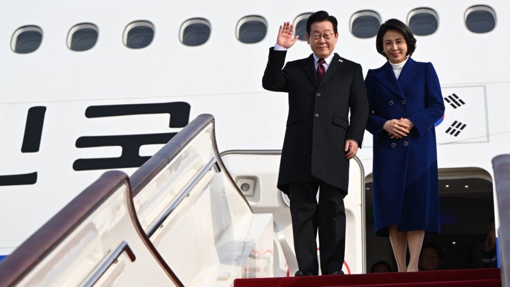 1月4日，總統李在明抵達北京，開始對中國進行為期四天的國事訪問。新華社