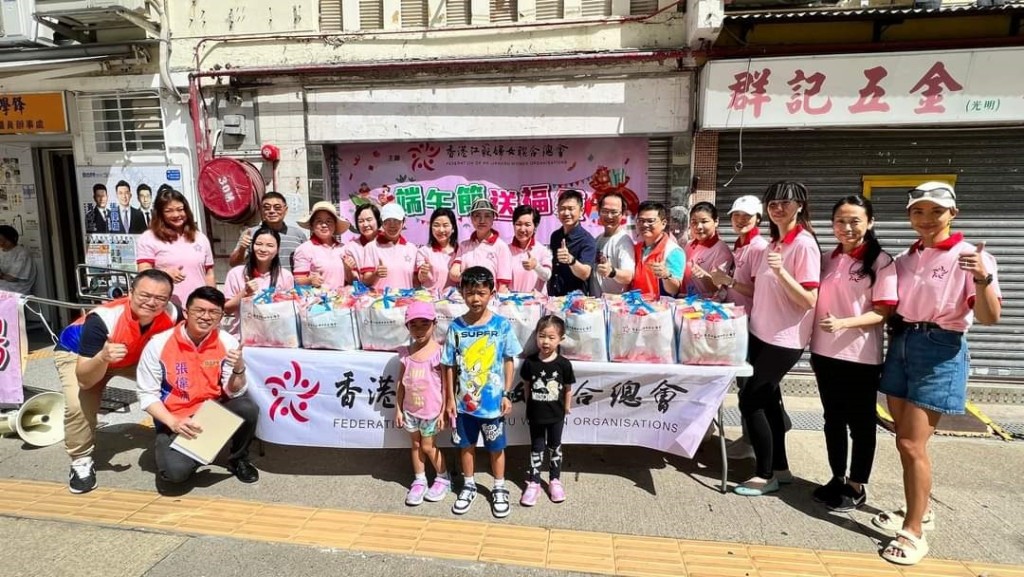 蕭煒忠感謝香港江蘇婦女聯合總會贊助福袋，向華富邨居民送上祝福。