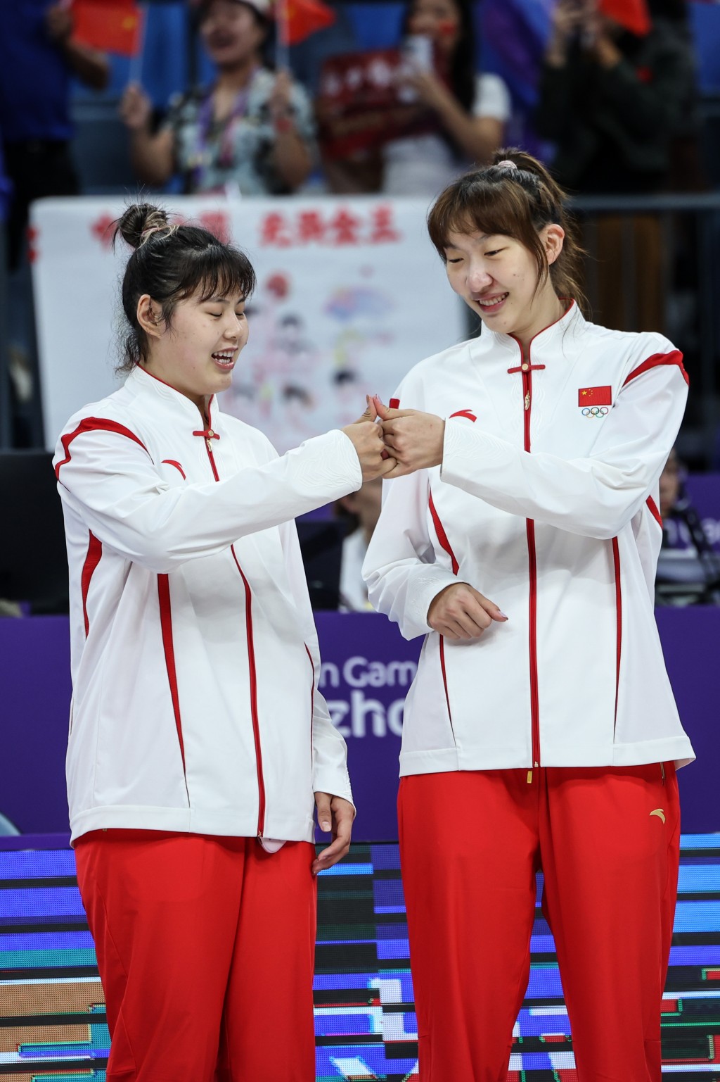中國隊球員李月汝（左）和韓旭在頒獎儀式上。新華社