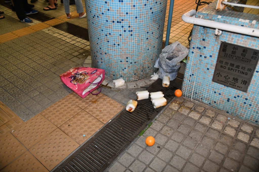現場遺下盛有漆油的膠桶、一把刀片、一袋生果、數個辣油樽。