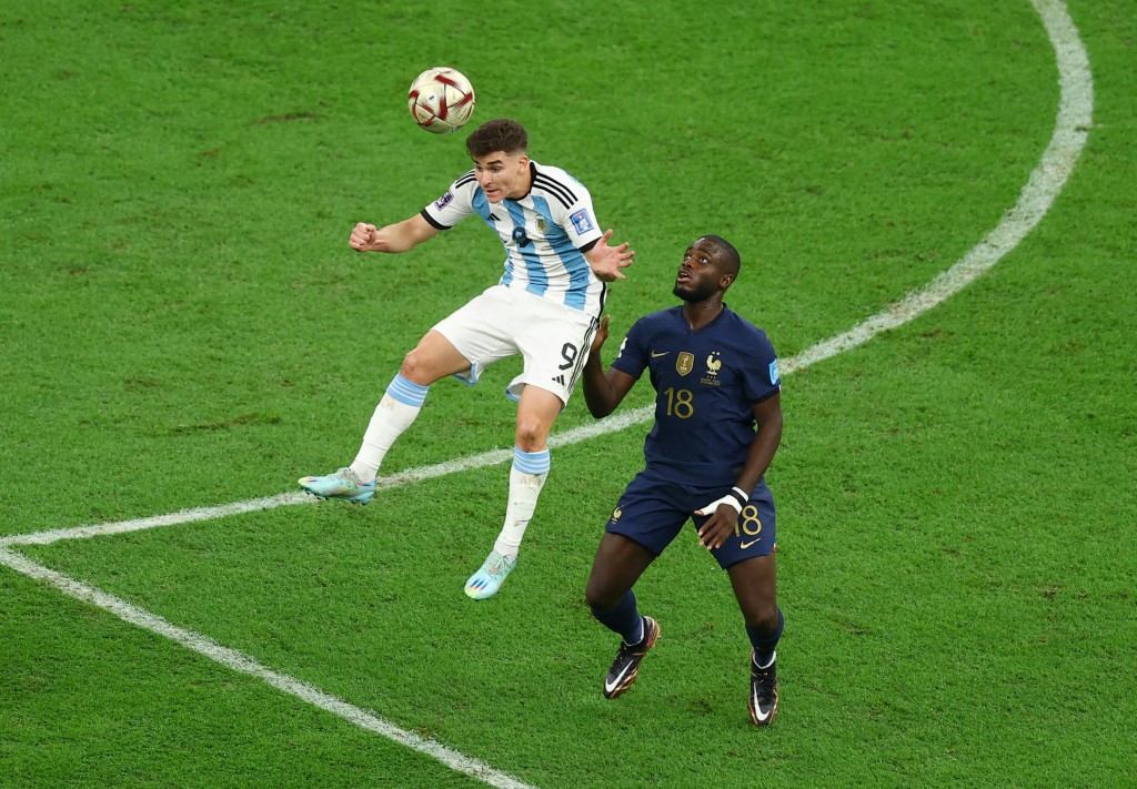 阿根廷前锋祖利安艾华利斯(左)世界杯后身价直綫上升。资料图片
