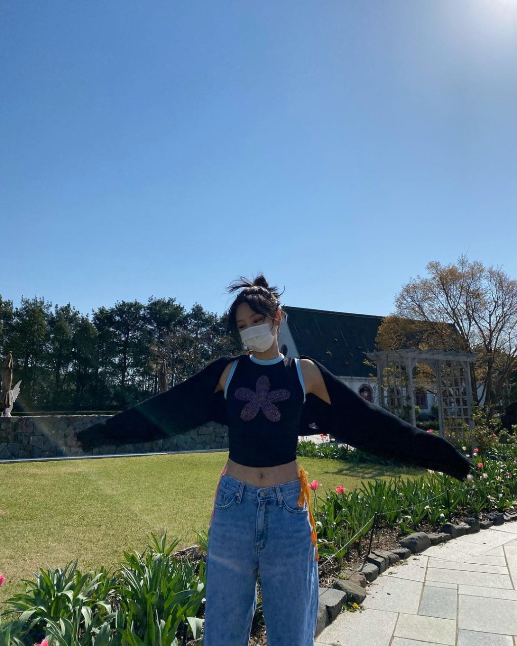 Jennie等人亦被確認進場時戴有口罩。