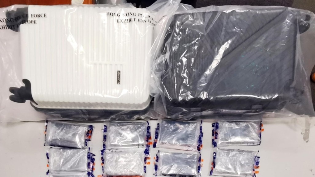 人員在兩個行李箱內檢獲重約7.7公斤懷疑海洛英,市值約425萬元。警方圖片