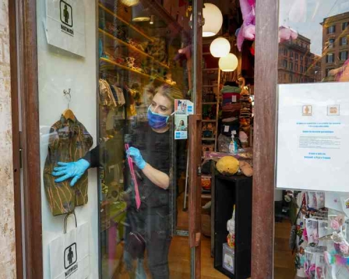 意大利逐步放宽封城令服装店电器商店等获准重开。AP