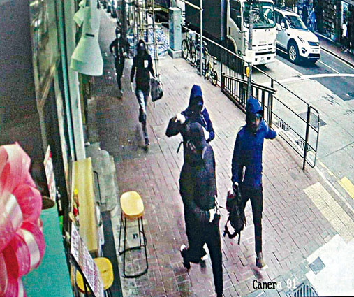 六匪當日打劫上海街金行,掠一百七十七萬元金飾逃走。