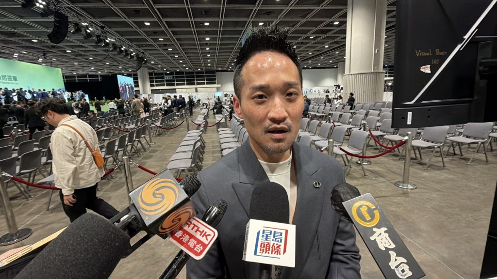 成功連任的新民黨何敬康。 成功連任的新民黨何敬康。