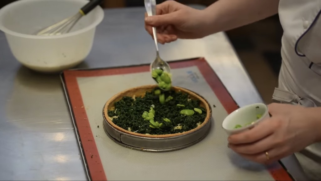 「加冕馅饼」（coronation quiche）馅料包括菠菜、蚕豆和龙。。  Youtube截图
