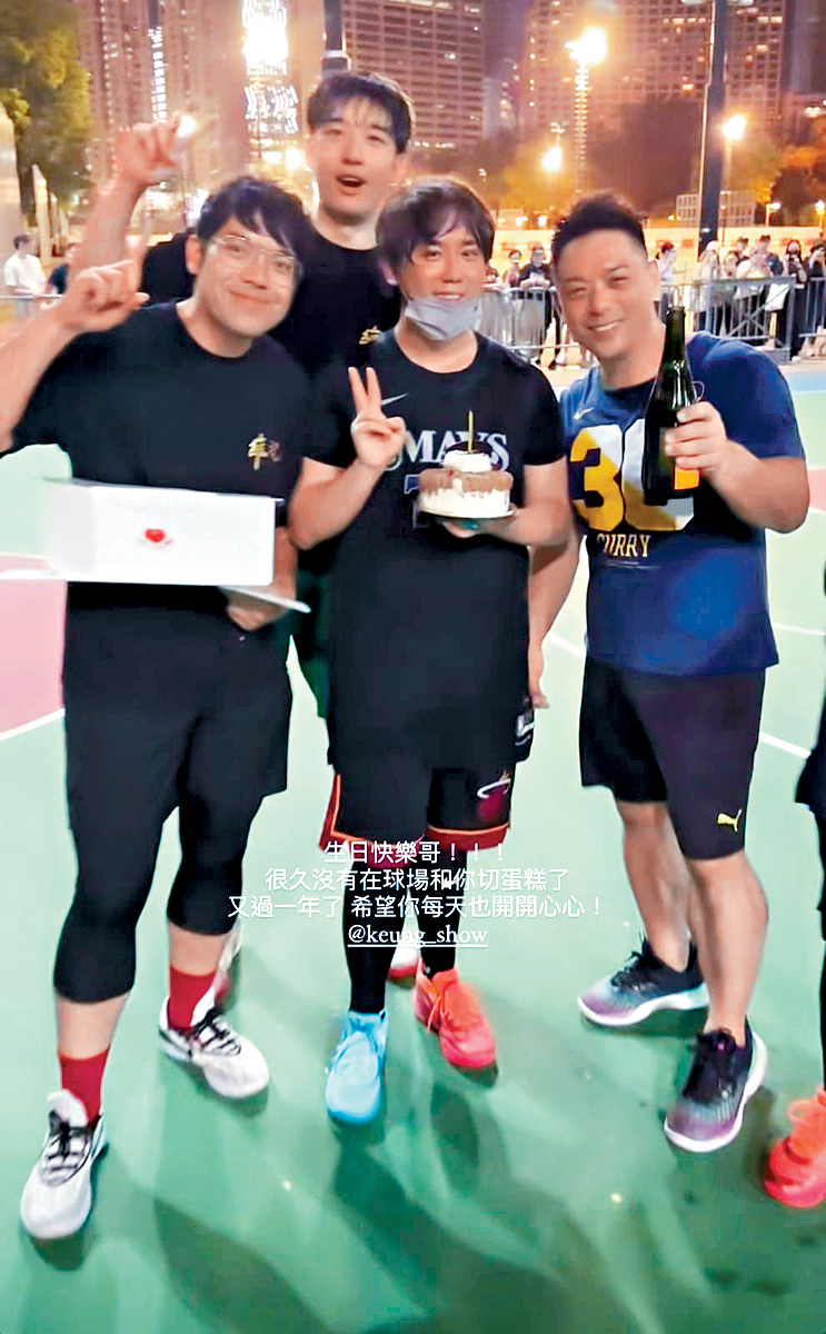姜濤於28日晚到維園打籃球時，獲波友驚喜慶生。