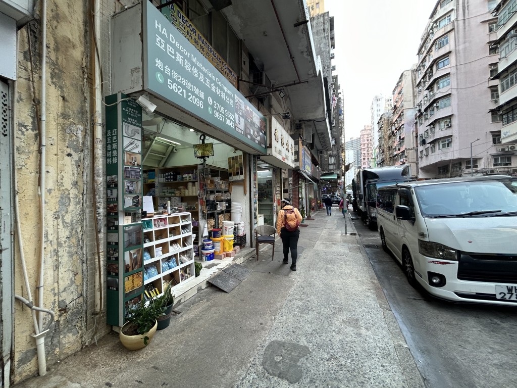 西貢街一間五金舖的貓店長疑遭鄰舖男職員舉起掟落地。曾志恒攝