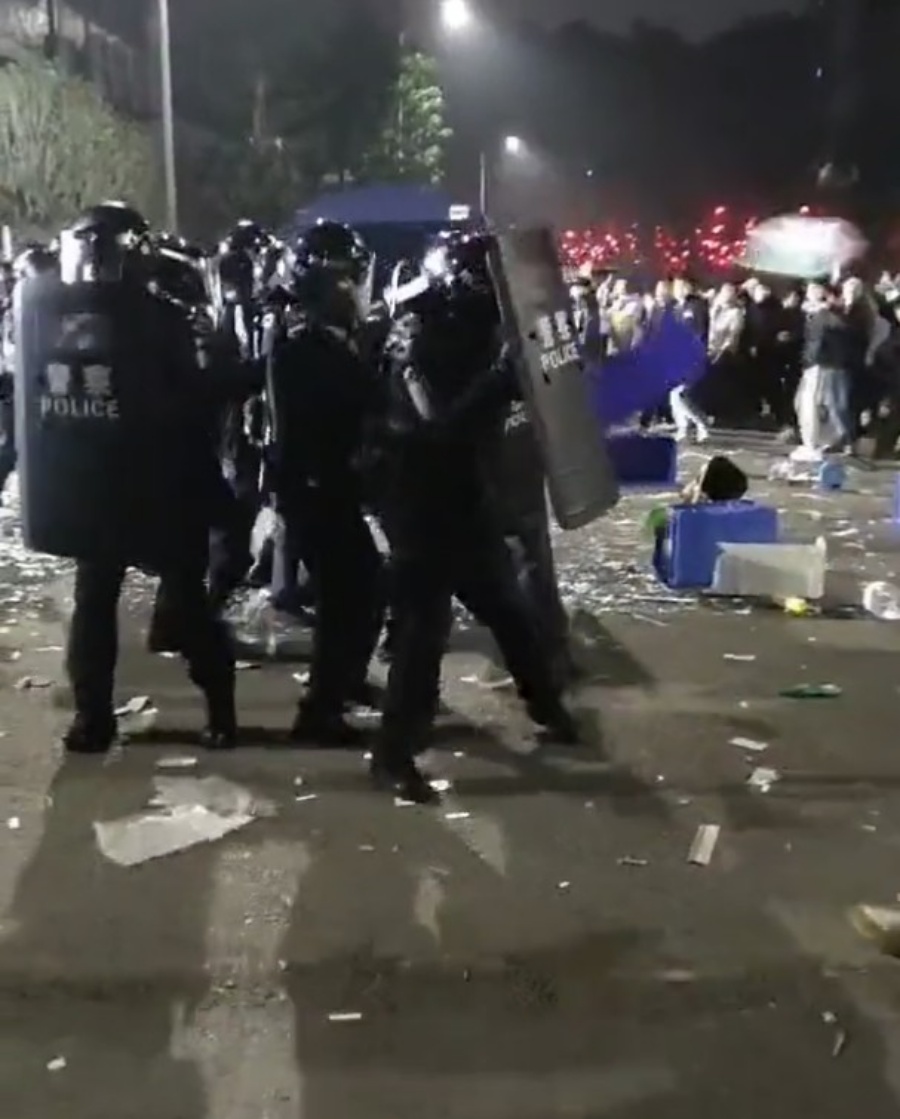 示威者不断向警员掷物。影片截图